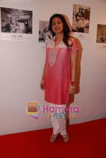 Juhi Chawla at Anupam Kher_s art exhibition in Bandra on 7th Sept 2010 (8).JPG